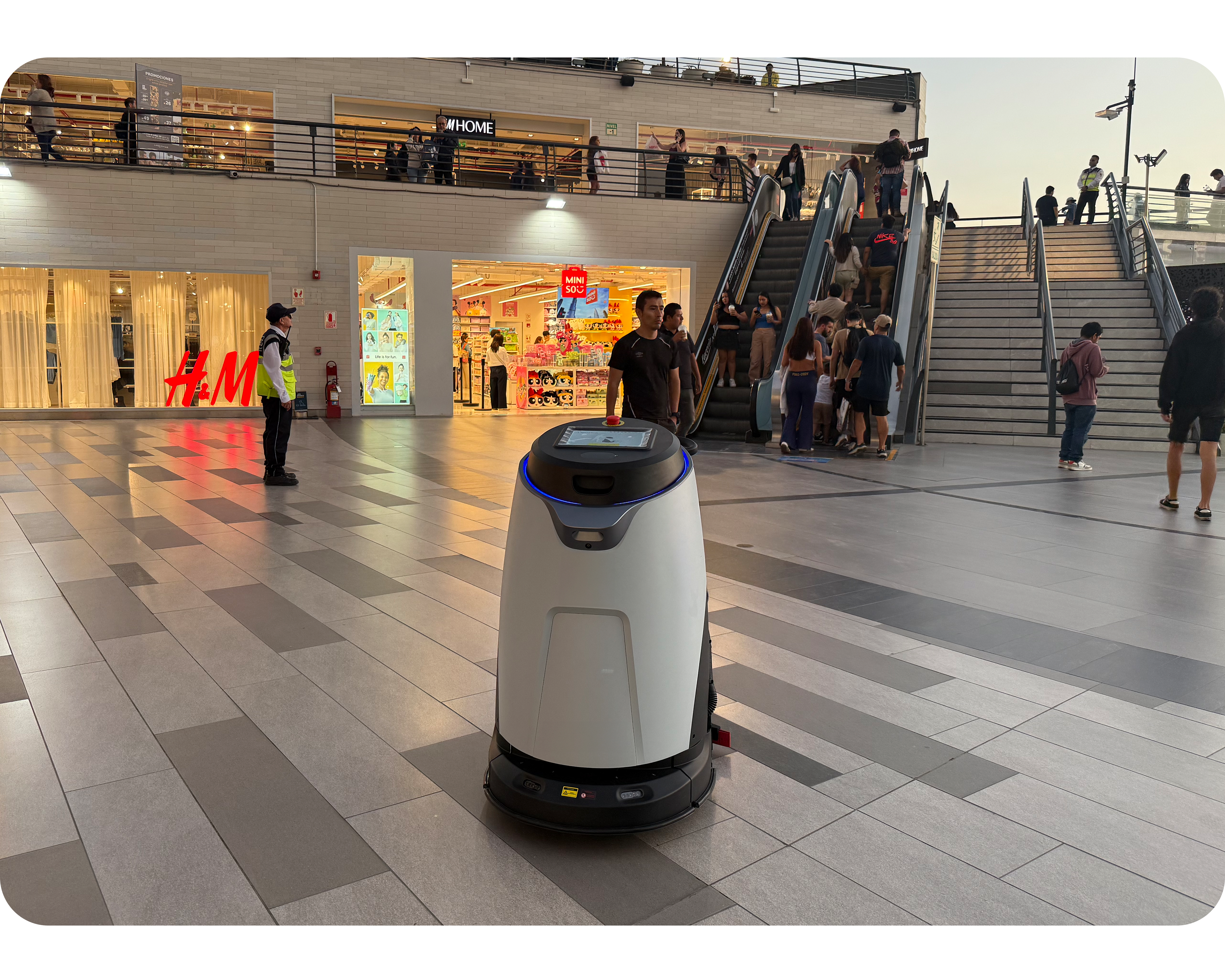 Cleaning robot in shopping mall
