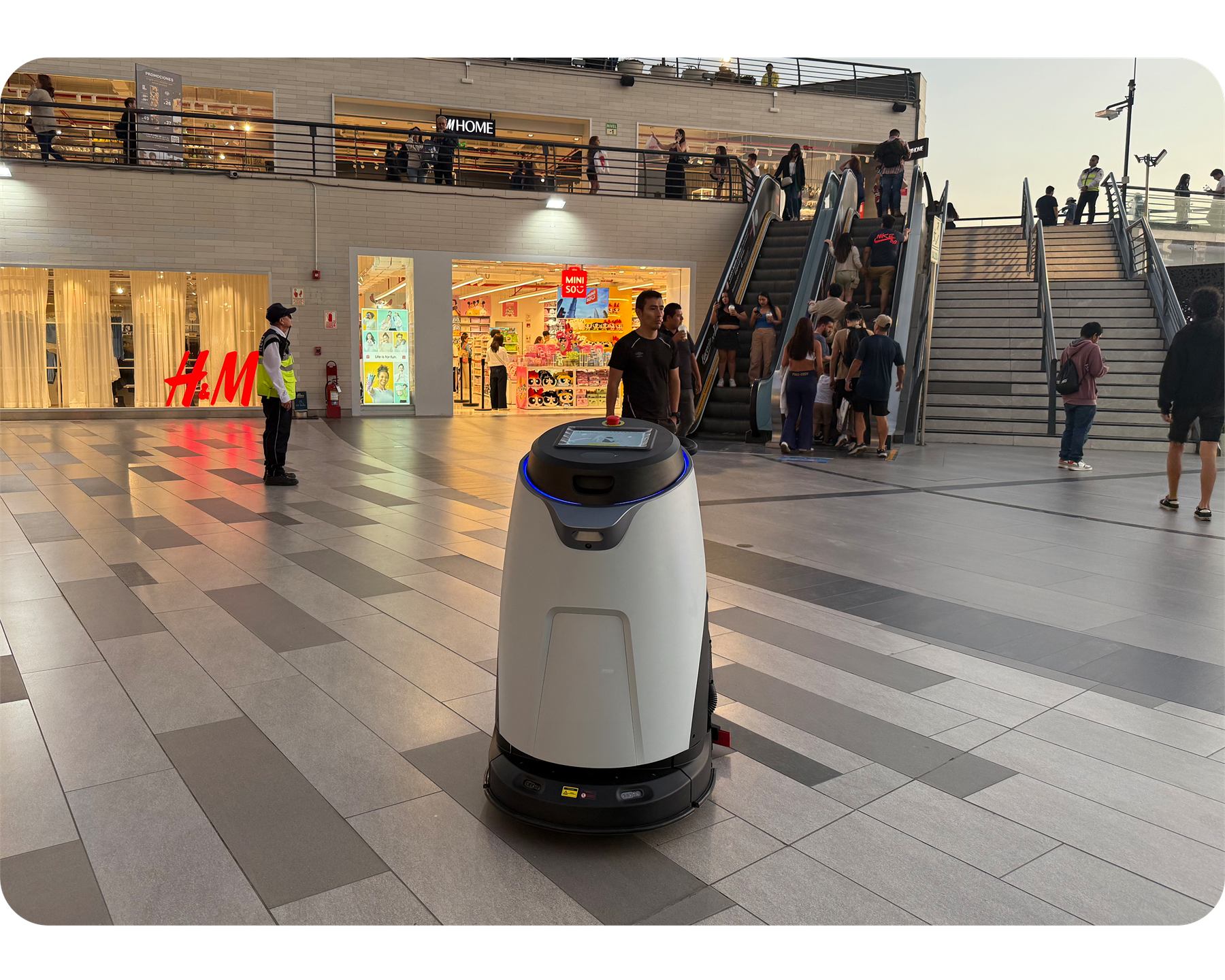Cleaning robot in shopping mall